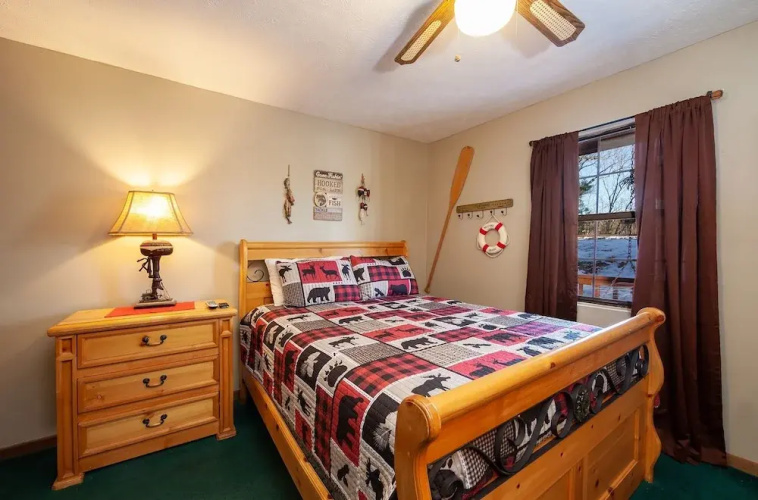 Bearfootin' 3 Bedroom Cabin by RedAwning