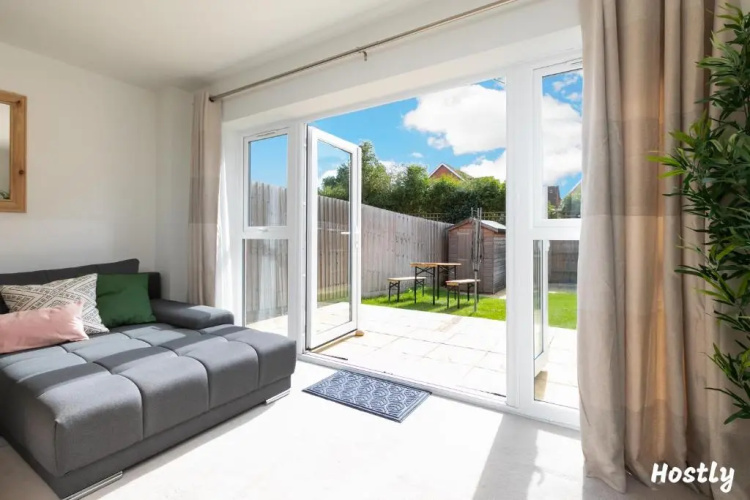Albatross House - Comfy Home with Parking