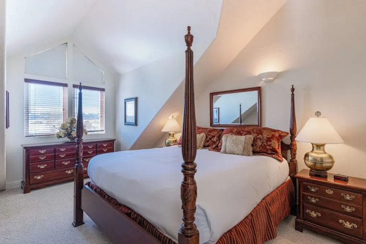 3BR Townhome w/ Mountain View & Balcony