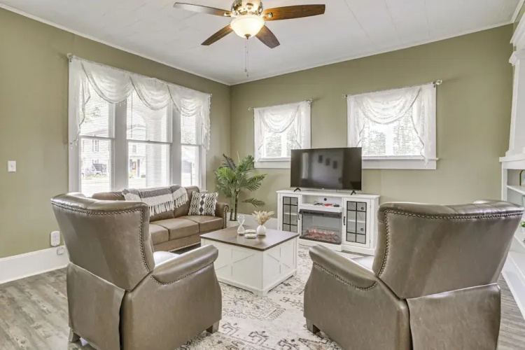 Walk to Restaurants & Shops: Dtwn Franklin Retreat