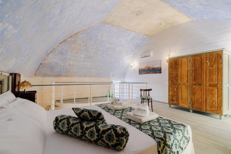 Junior Suite with balcony and with courtyard view