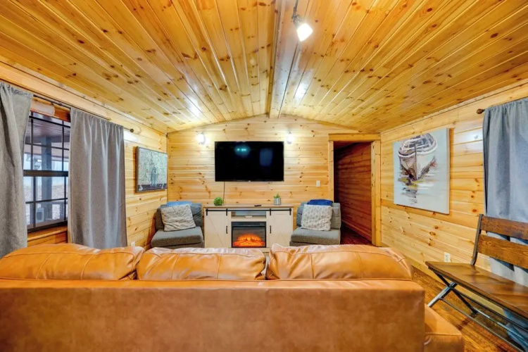 Broken Bow Abode w/ Hot Tub < 7 Mi to Lake!