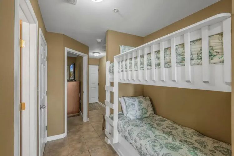 Attractive Condo Pool Across From Beach Access