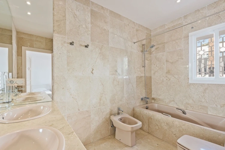 6 Bedrooms Villa