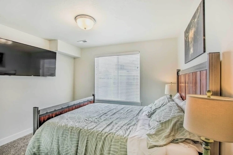 5 Bedrooms Apartment