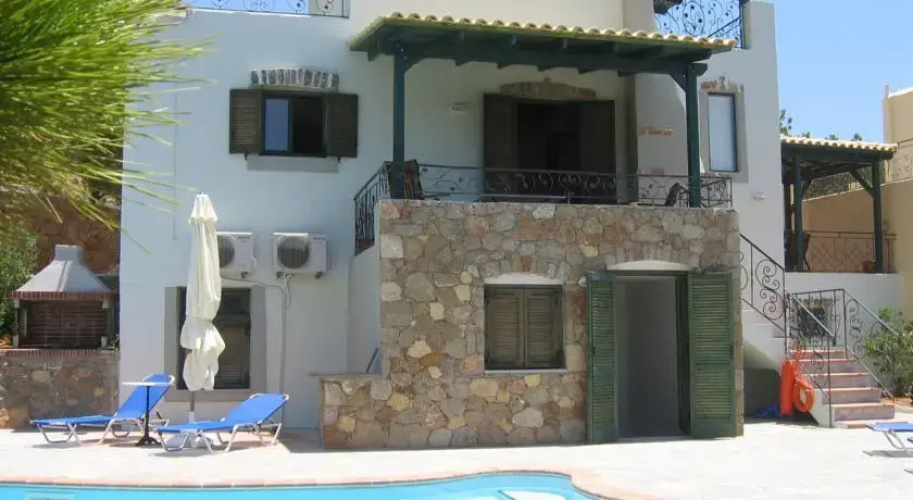 Lyronda Villa