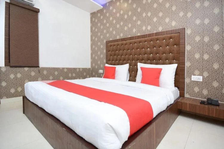 FabHotel Platinum Inn & Suites