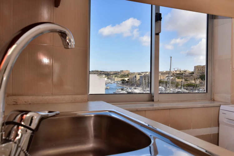 2 Bedroom, Bright & Central Top Floor Apartment - 5