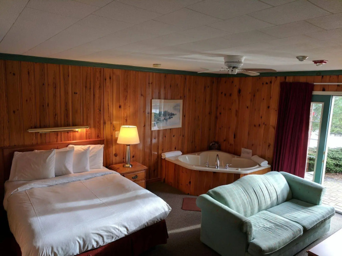 Algonquin Lakeside Inn