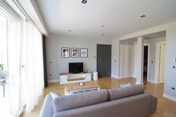 1 Bedroom Comfort Basement Apartment with garden view