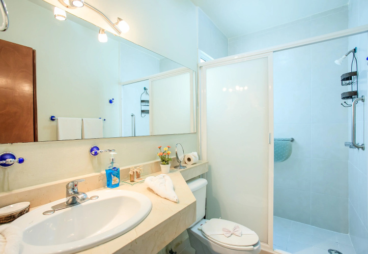 Contemporary Private 2 Br Ph Near Everything