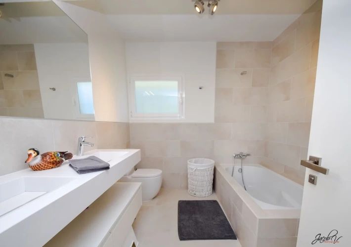 4 Bedrooms Villa