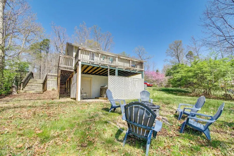 Homey Luray Cabin w/ Fire Pit & Deck!