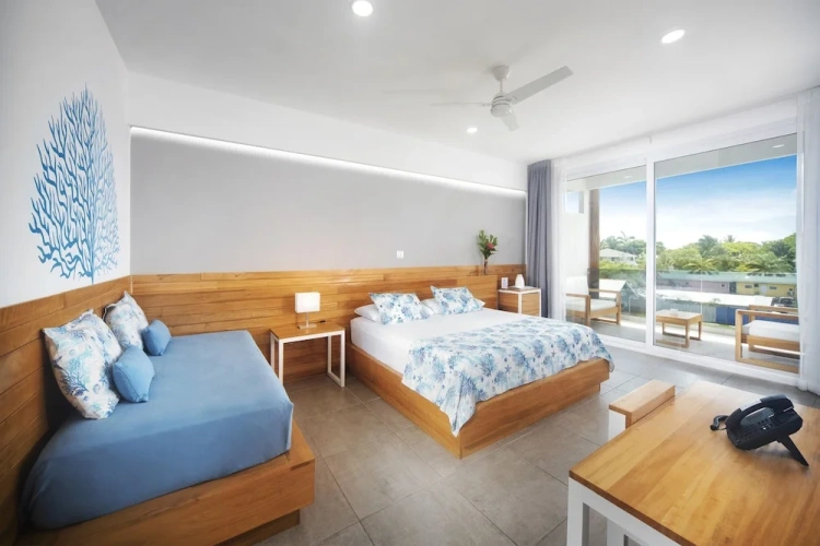 Deluxe Triple room with balcony and with pool view