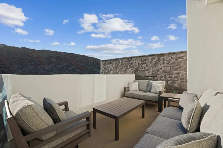Brand New! Desert Cliff Sleeps 20 Guests!