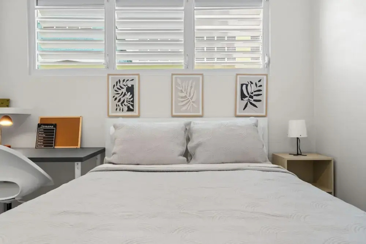 Modern 2 BR Apt Great Location Smart TV AC