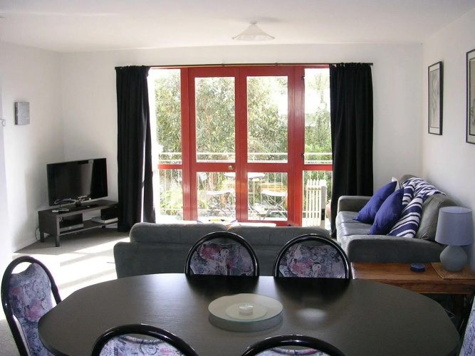 Les Troupes Apartments