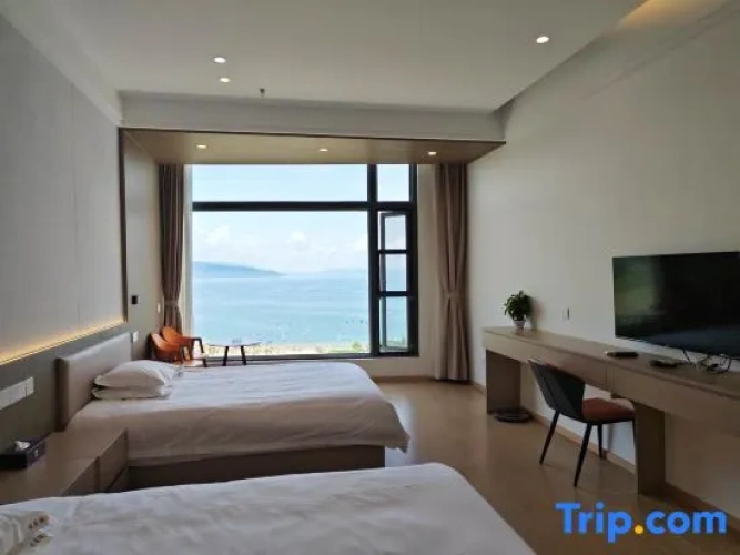 Standard Twin room with lake view