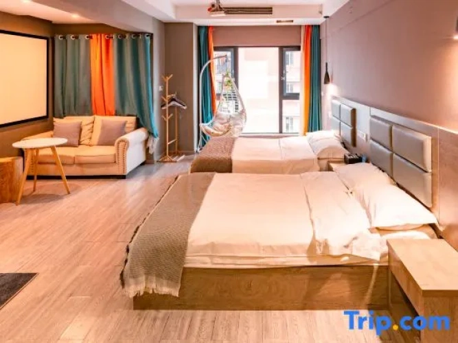 Standard Quadruple room with city view