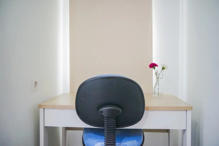 Minimalist and Comfy Studio Springwood Apartment