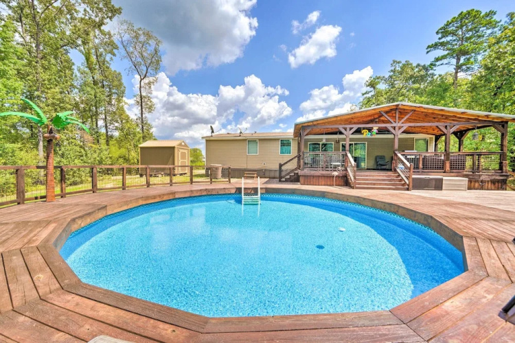 Pet-friendly Home w/ Deck in Broken Bow!