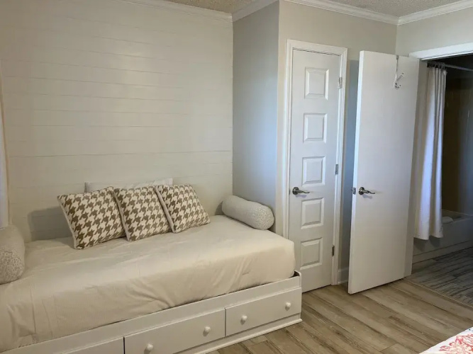 Recently Updated Resort Condo With 2 Pools, 2 Balconies, Ocean Views, Bbq, & W/D