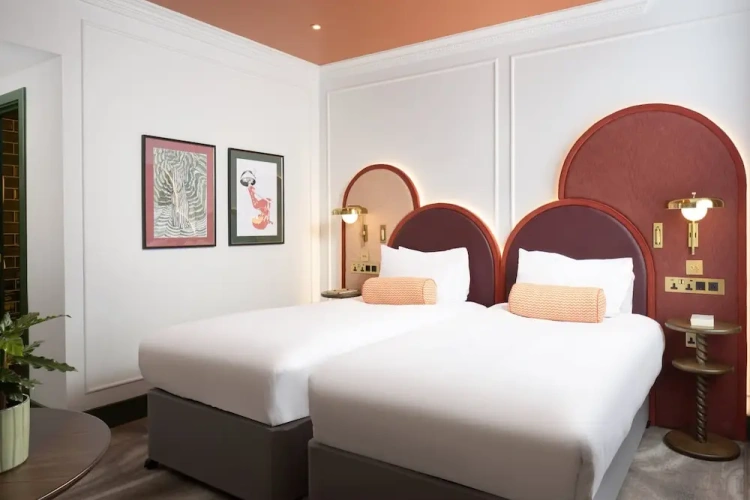 Premium Twin room Welbeck Street View