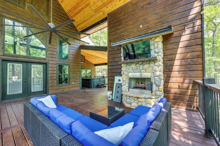 Gorgeous Broken Bow Family Home w/ Private Hot Tub
