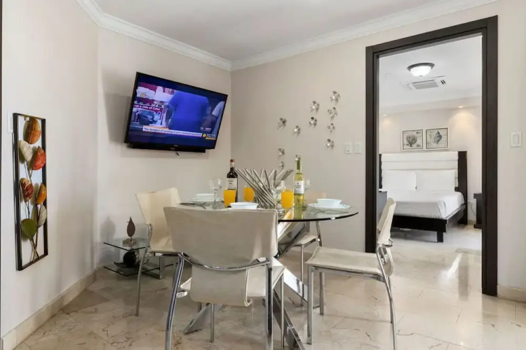 1BR 2BA Corner Condo on Top Floor w Amazing Views