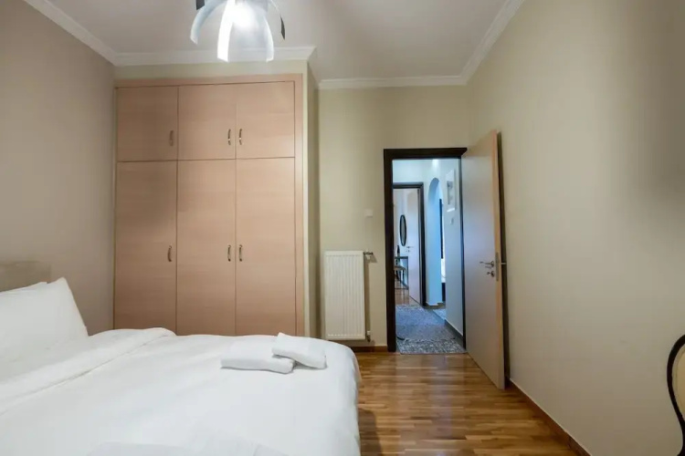 2br renovated flat close to metro