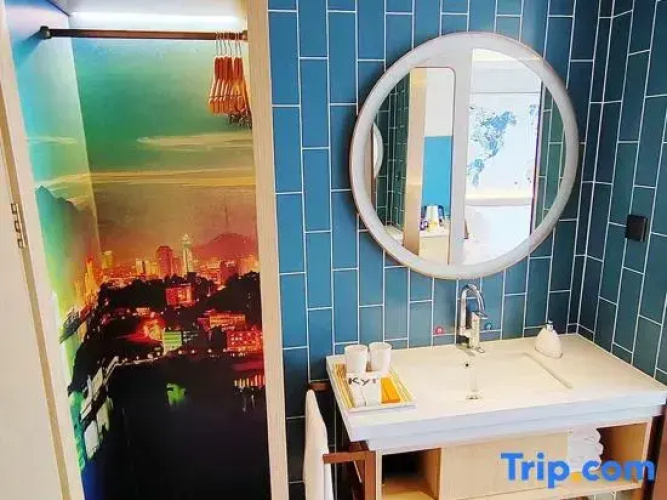 Kyriad Hotel (Weihai Xingfumen Weigao Square)