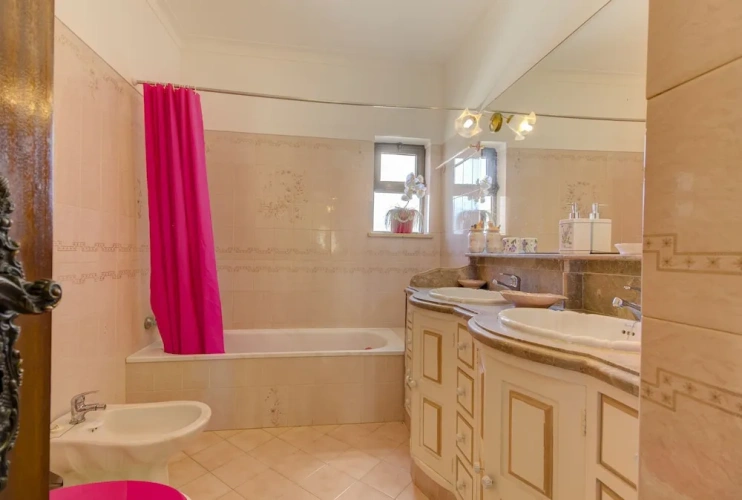 5 Bedrooms Villa
