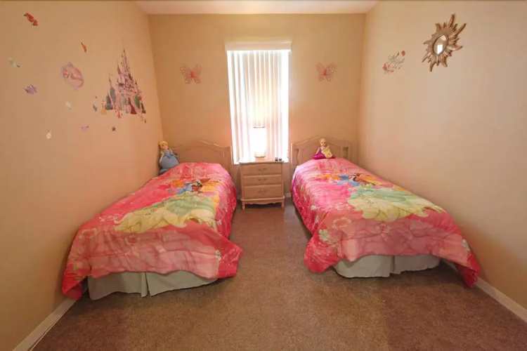 Mickey & Minnie's Lakehouse