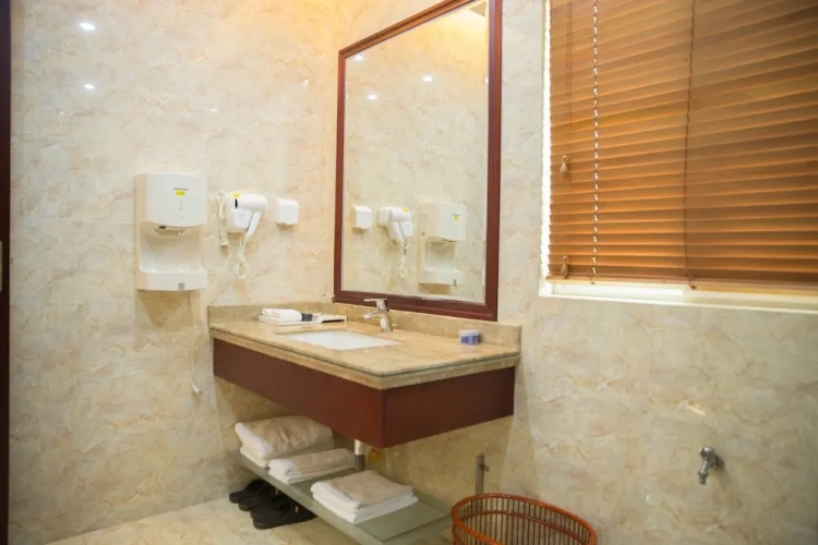 4 Bedrooms Comfort room