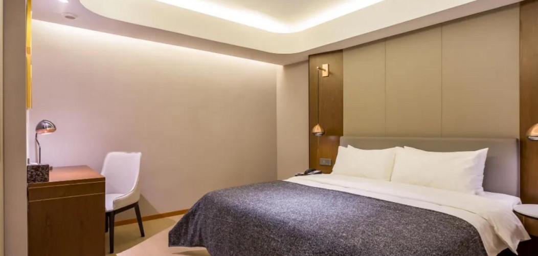 Standard Twin room with street view