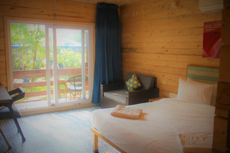 Cottage with balcony and with garden view