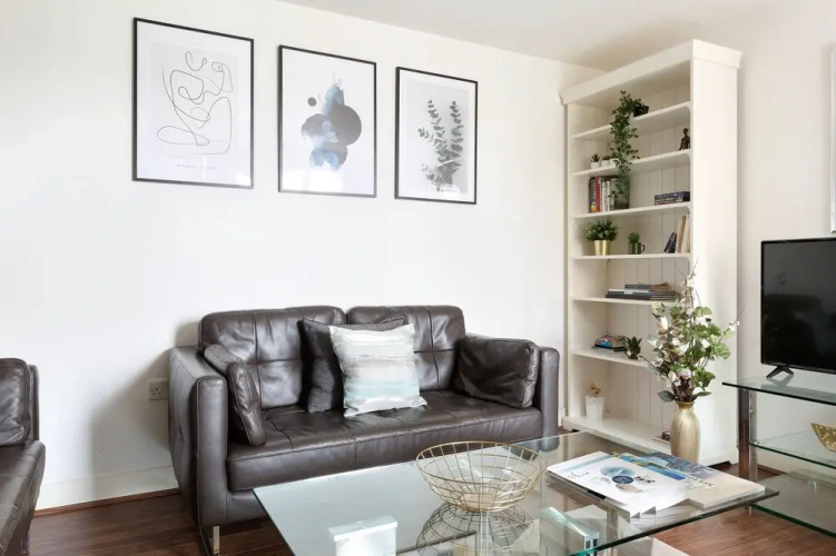 Sophisticated 2 Bed Flat with Balcony in Acton