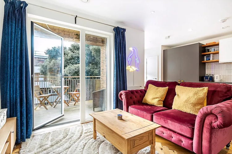 Chic Crystal Palace Flat with Balcony & Workspace