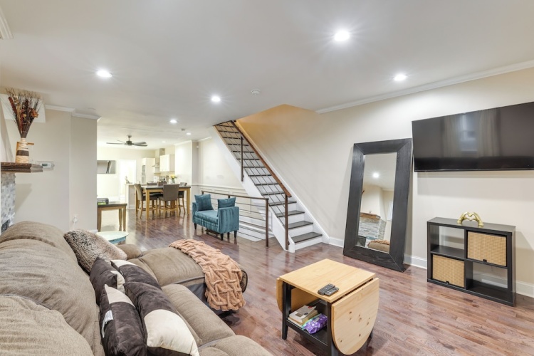 5 Bedrooms Apartment