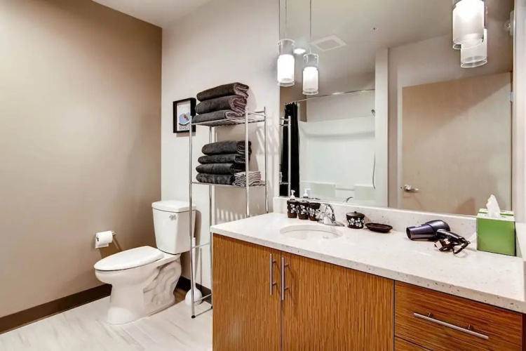 1 Location 2BR Across From Space Needle -vr1