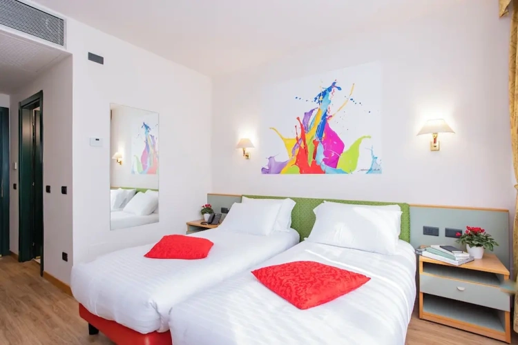 Standard Twin room with city view