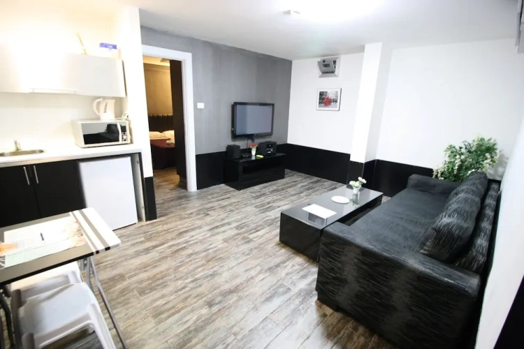Superior Quadruple Basement room