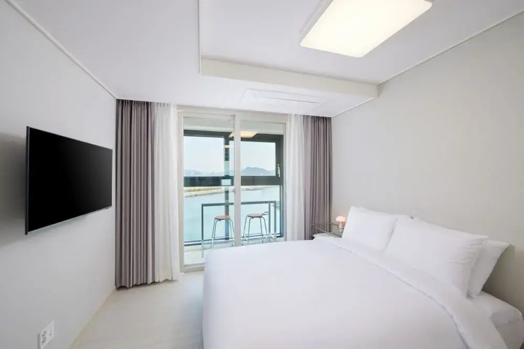 Shift Door Residence Hari