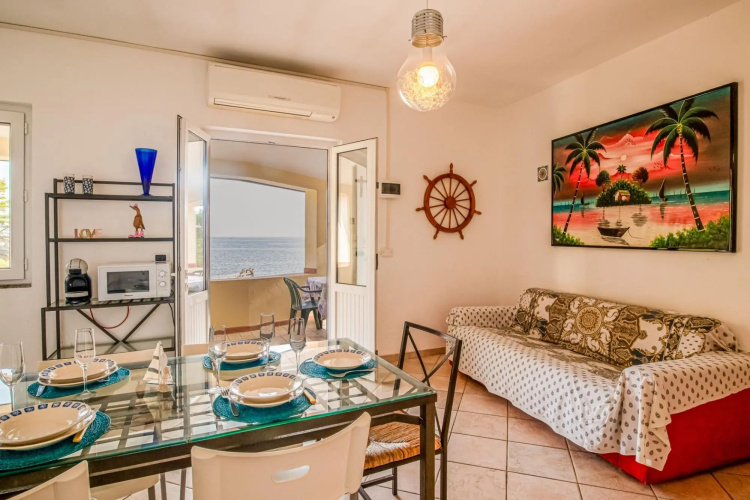 Stecchi three-room beach front 5 beds-Casa Stecchi