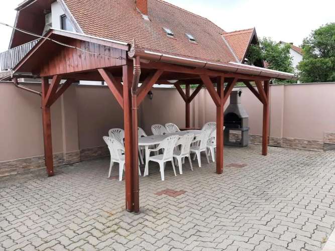 42 féröhelyes apartman