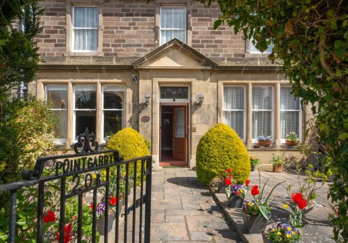 5 Bedrooms Cottage