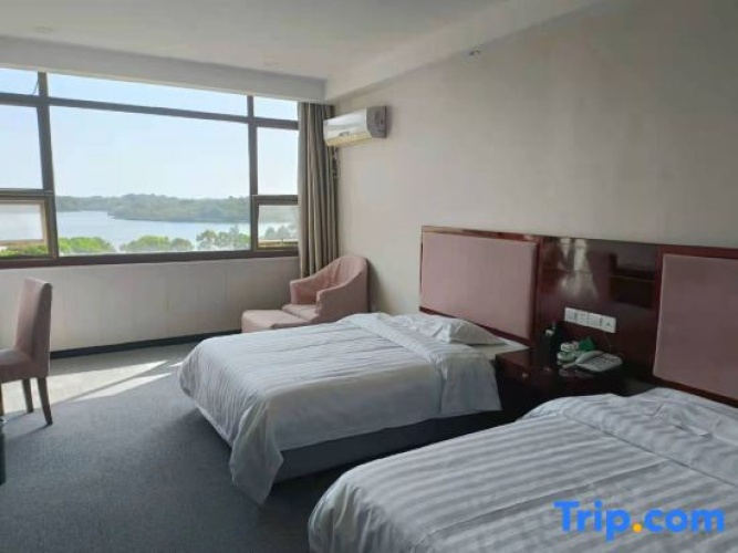Standard room with lake view