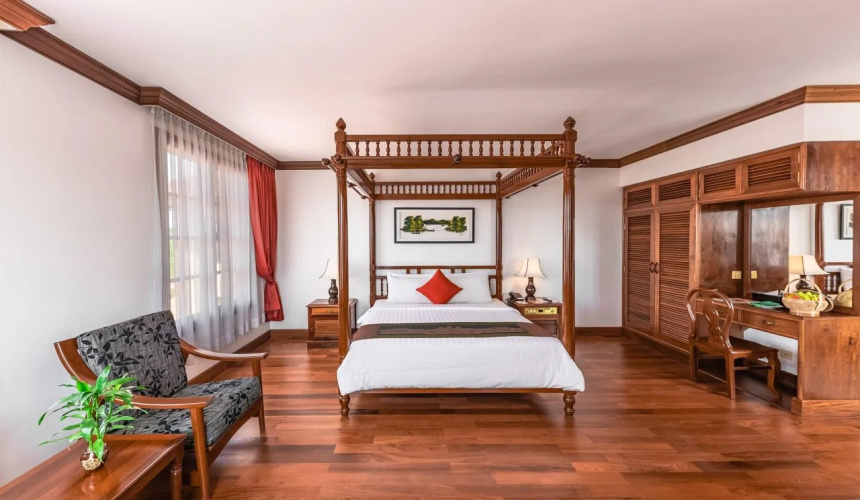 The Suite By Royal Crown Hotel