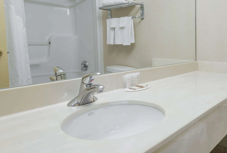 Howard Johnson by Wyndham Toronto Downtown West