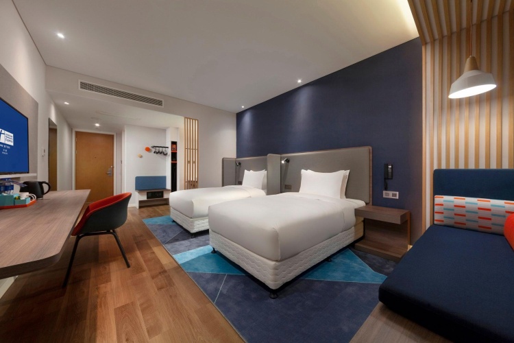 Standard Twin room with garden view